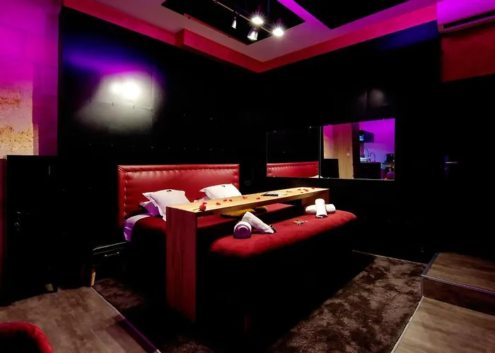 Mieuxqualhotel Jacuzzi Privatif 4* בורדו